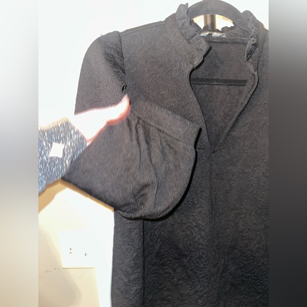 Crown & Ivy Size Medium Black Textured Ruffle VNeck Long Sleeve Blouse - Picture 4 of 7